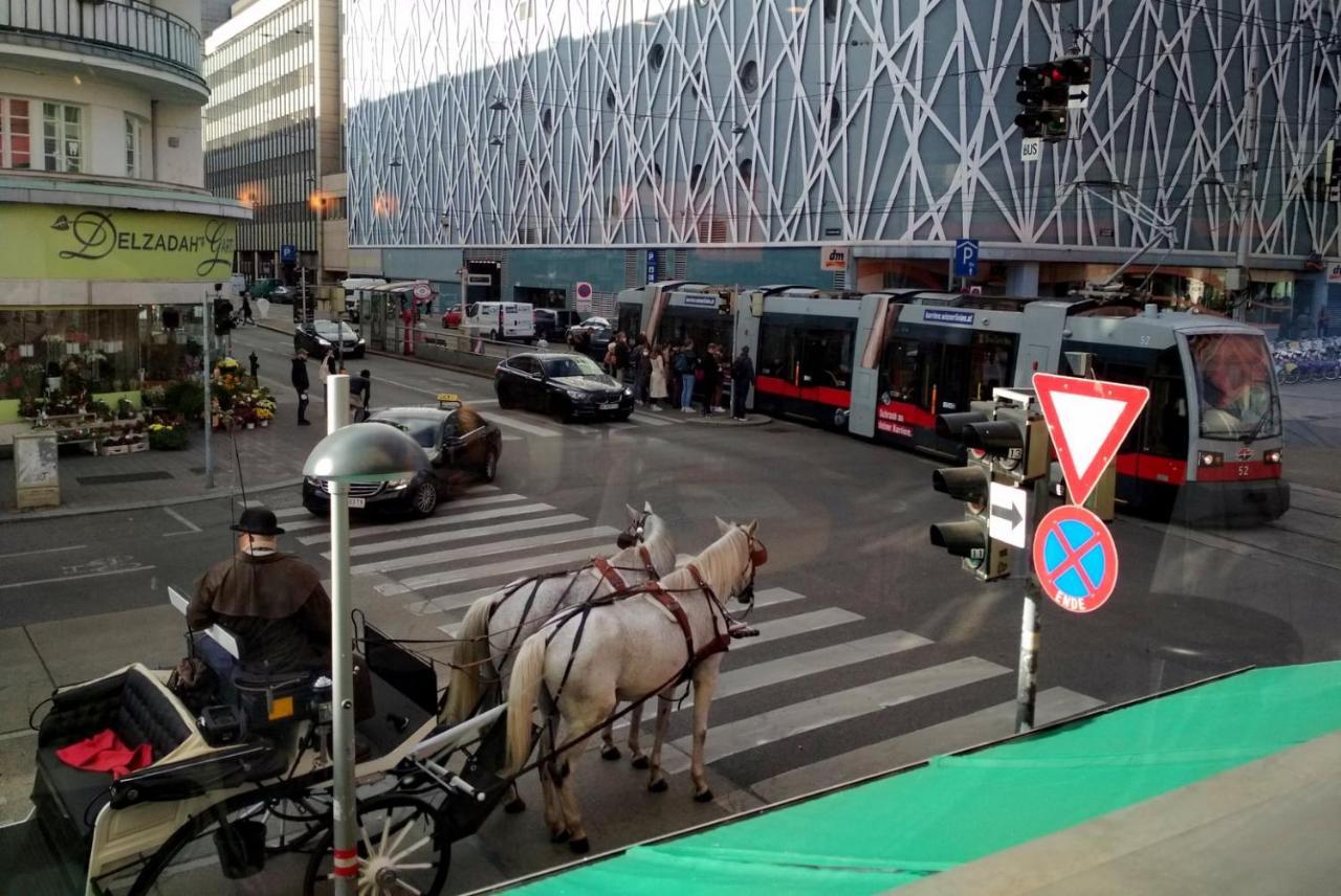 Center ! 2 Stops From The City Center! Wenen Buitenkant foto